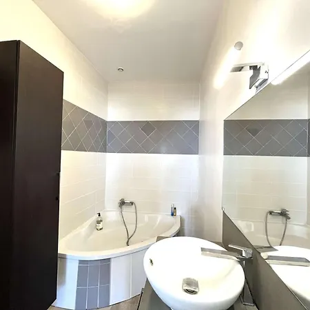 4 Pieces Climatise, Centre-ville Ajaccio, Proche Plages - Fr-1-61-575 Appartement *